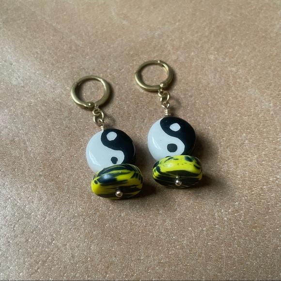 Ceramic yin Yang tie dye beaded hoop earrings - Picture 7 of 7